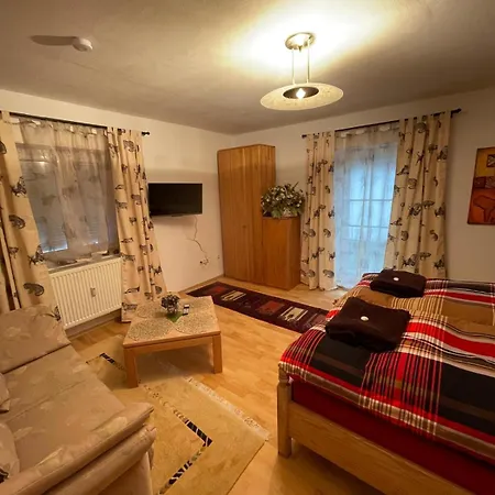 Schoene In Bahnhofsnaehe Fuer Urlaub, Studium Oder Arbeit Appartement *