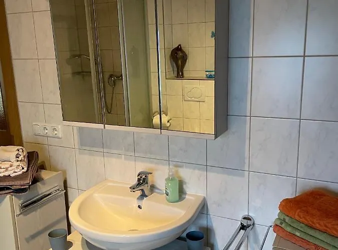 Schoene In Bahnhofsnaehe Fuer Urlaub, Studium Oder Arbeit *